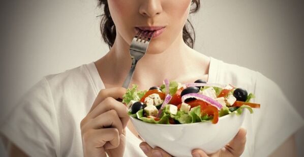 Djevojka koja drži tanjur salate